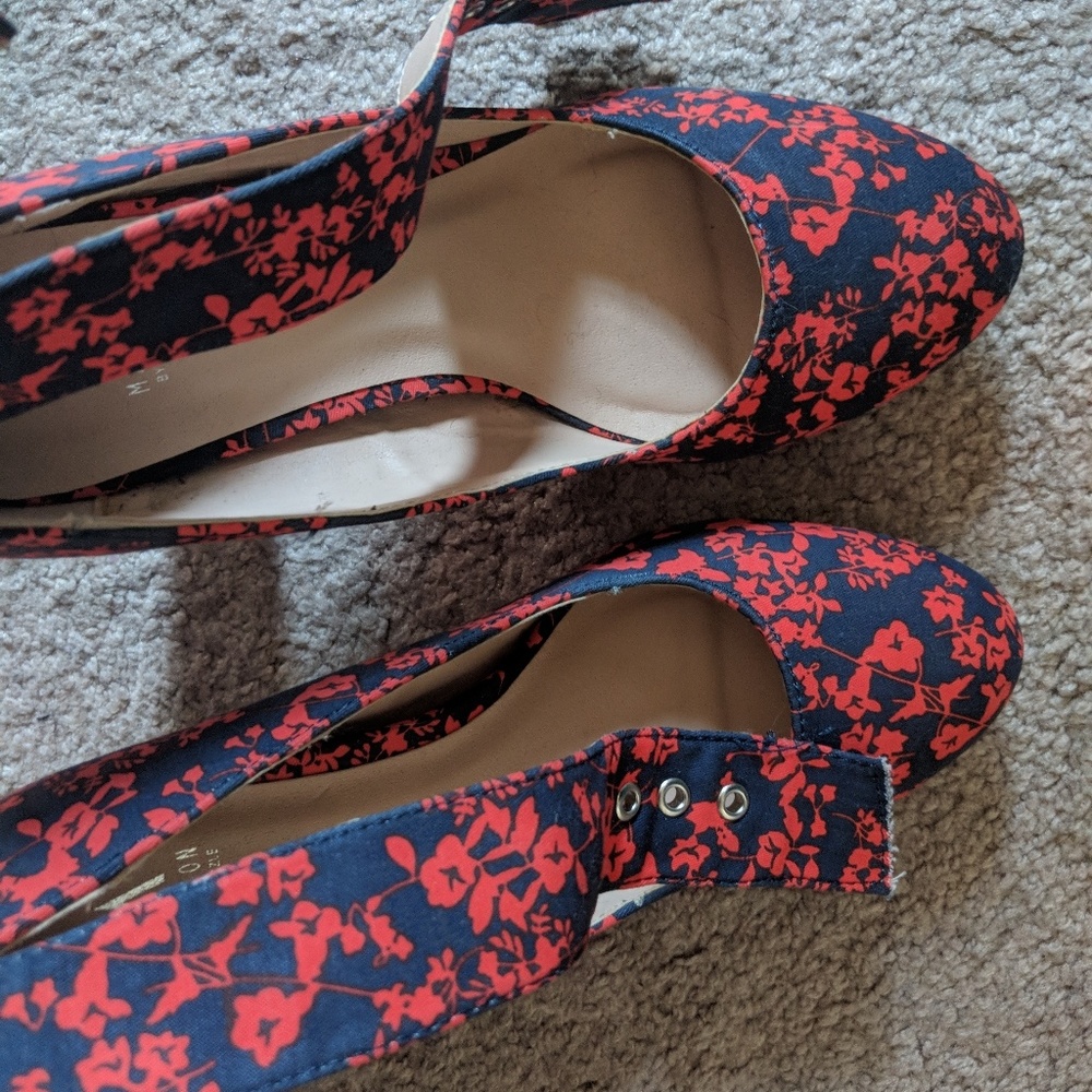 Navy and red floral size 8 heels